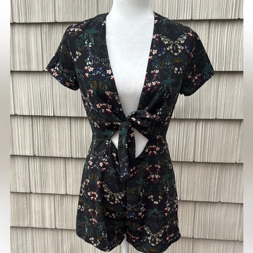 ✨HP✨Black Floral Romper - Picture 1 of 7